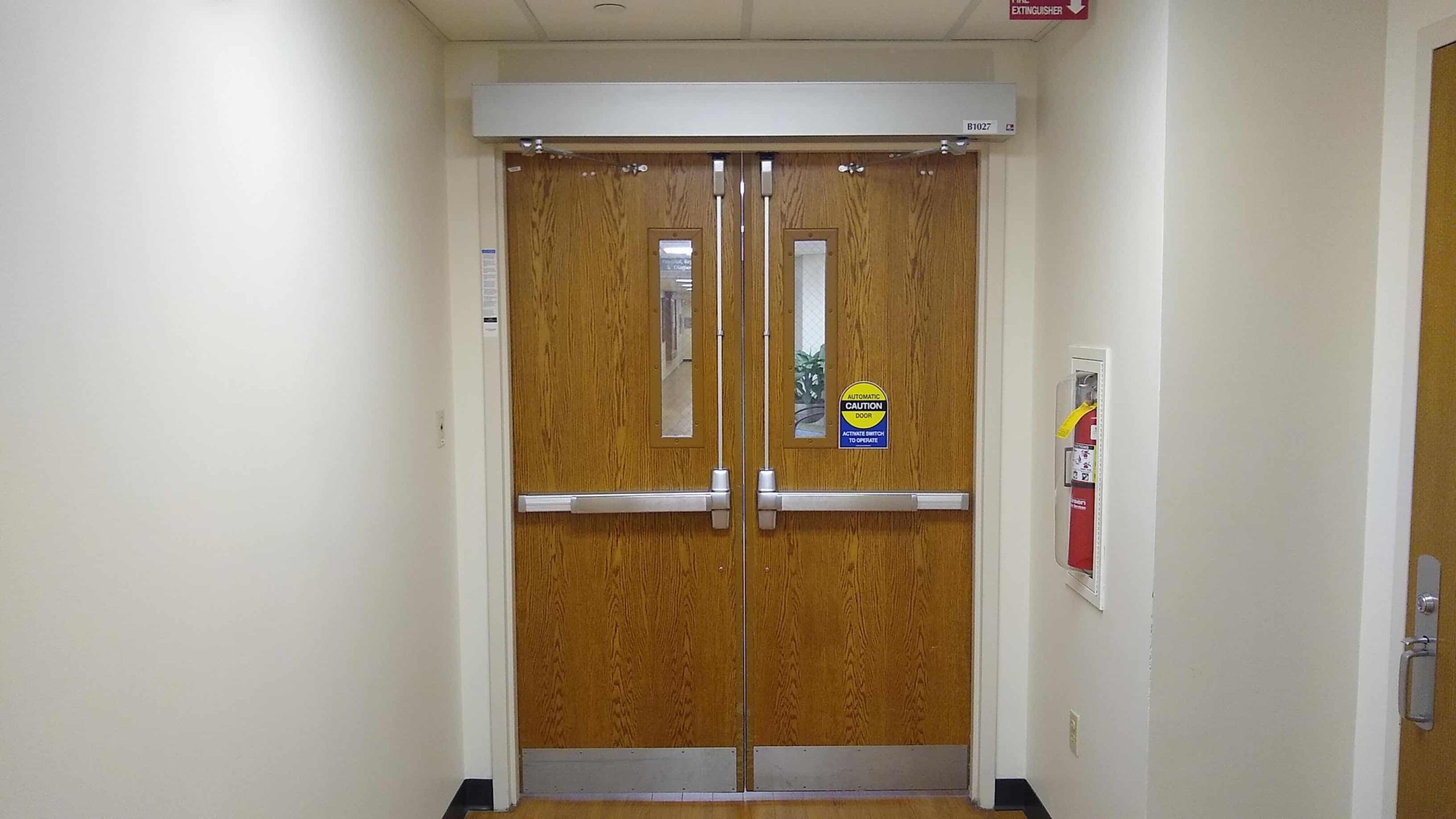 2 automatic opening doors